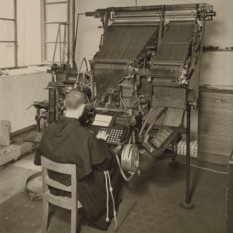 Frate che lavora alla linotype