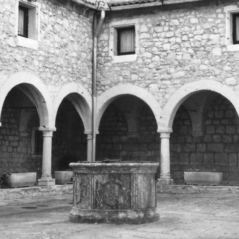 Cherso ( istria ), chiostro del convento di San Francesco dei frati minori conventuali