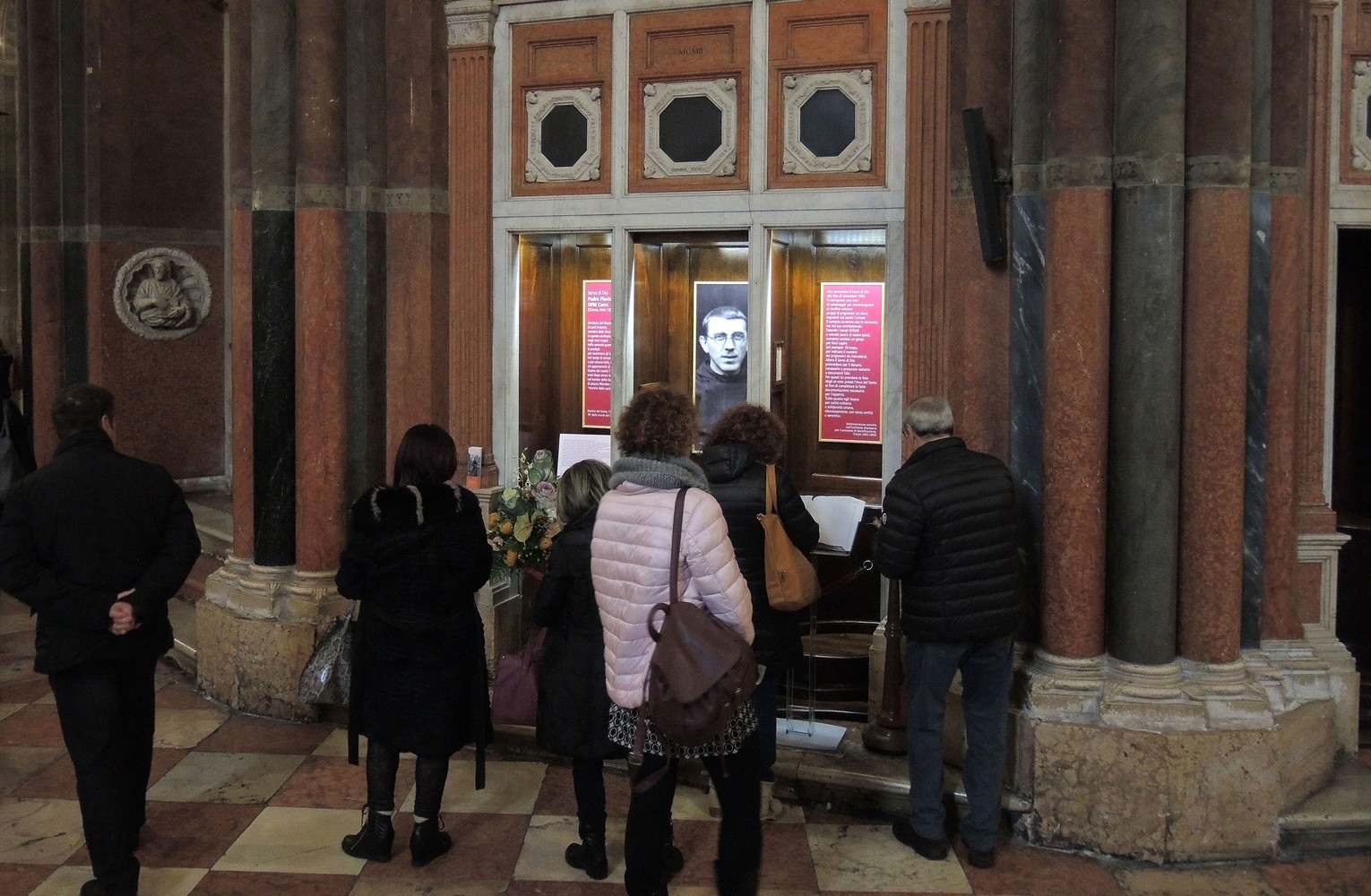 Pellegrini davanti al Memoriale del Servo di Dio P. Placido Cortese
