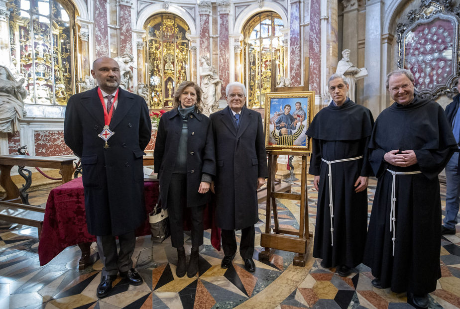 con il dipinto ricevuto in dono