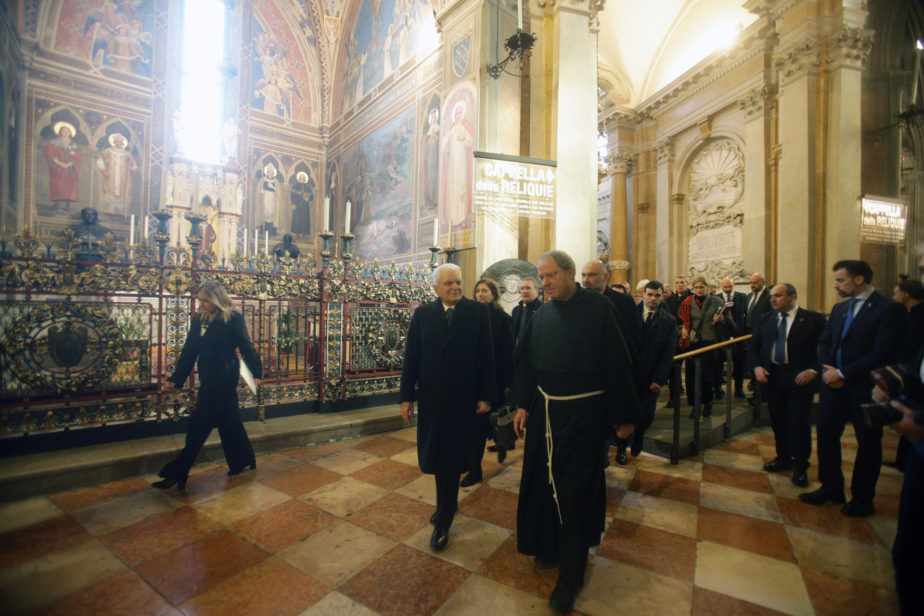  mentre si avvia all’uscita  e dà un ultimo sguardo al Memoriale