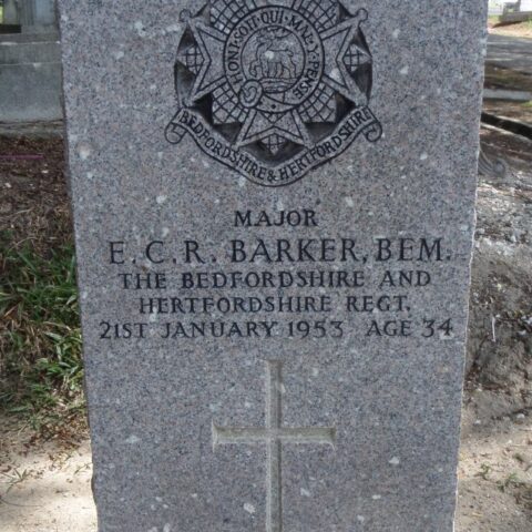 Kuala Lumpur (Malesia) - Tomba del Maggiore E. C. R. Barker,
British Empire Medal, + 21 gennaio 1953, di anni 34]
